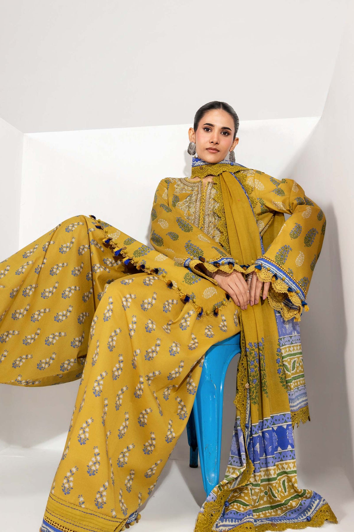 MARIA.B M.BASIC LAWN 202=5B Aangan the essence of lawn & chiffon